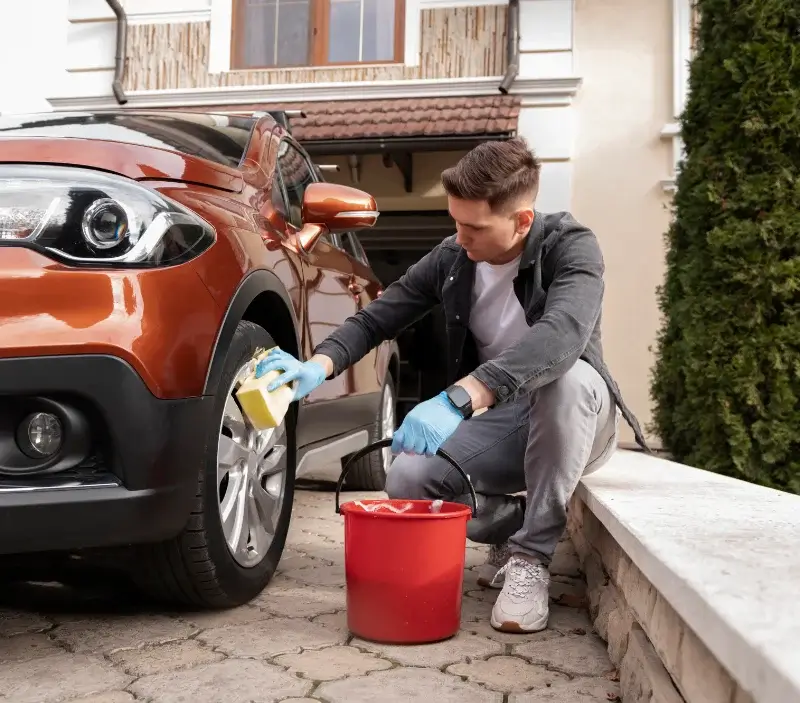 Lavage auto à domicile Saint-Bonnet-sur-Gironde : professionnel intervenant sur un véhicule